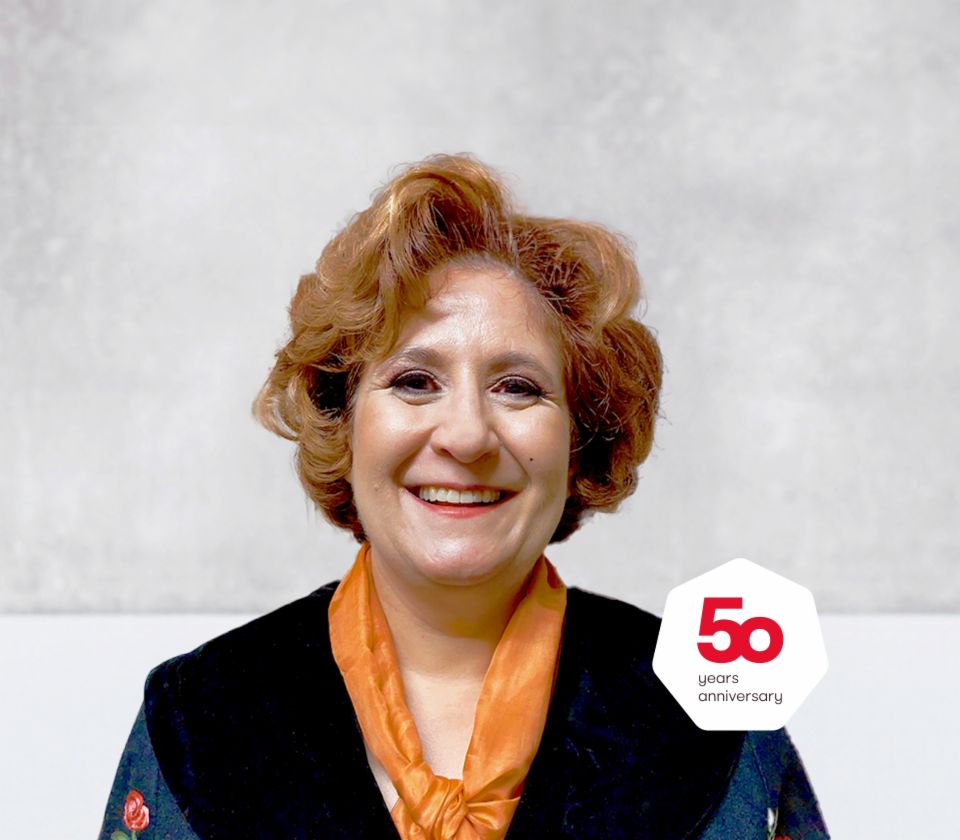 Portret Patrizije Christen, stručnjakinje za naplatu potraživanja, EOS Švicarska ispred svijetle pozadine