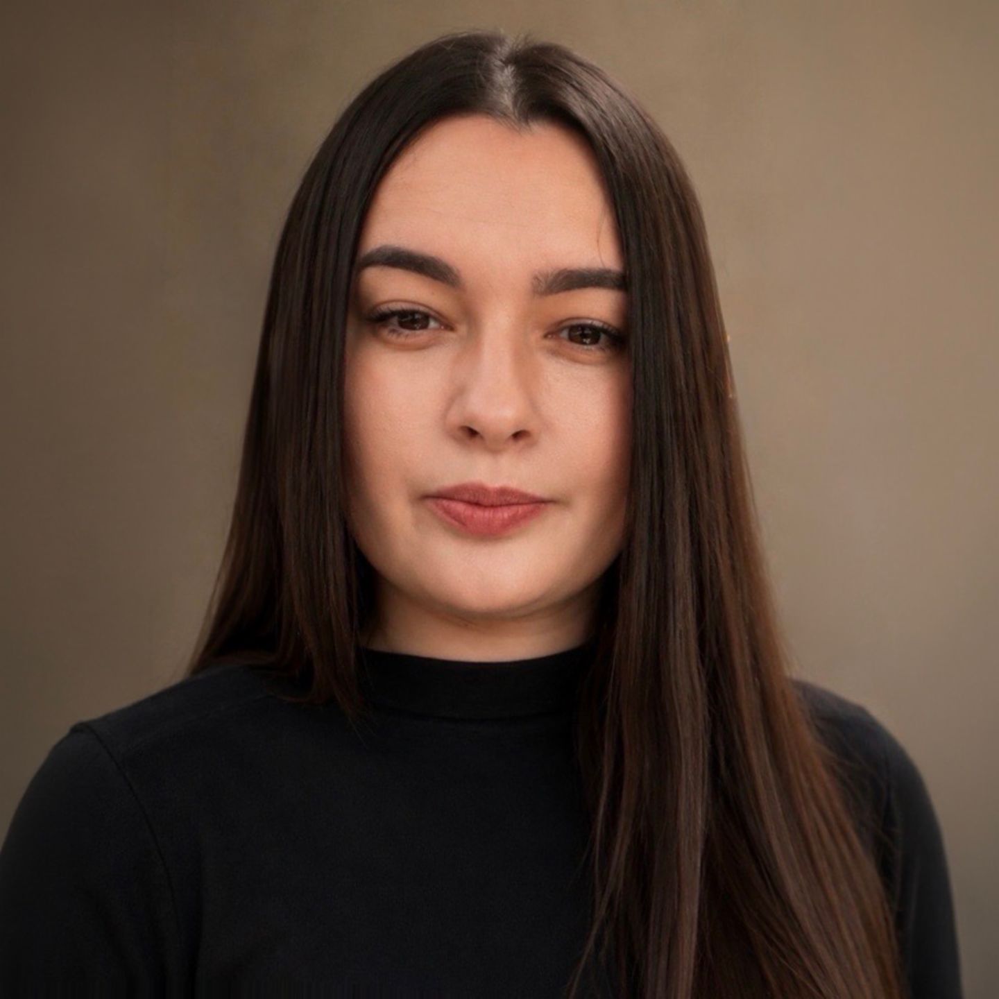 Daniela Moaca, Senior Manager IT u EOS Romania, portretna fotografija u tamnom puloveru s rol ovratnikom.