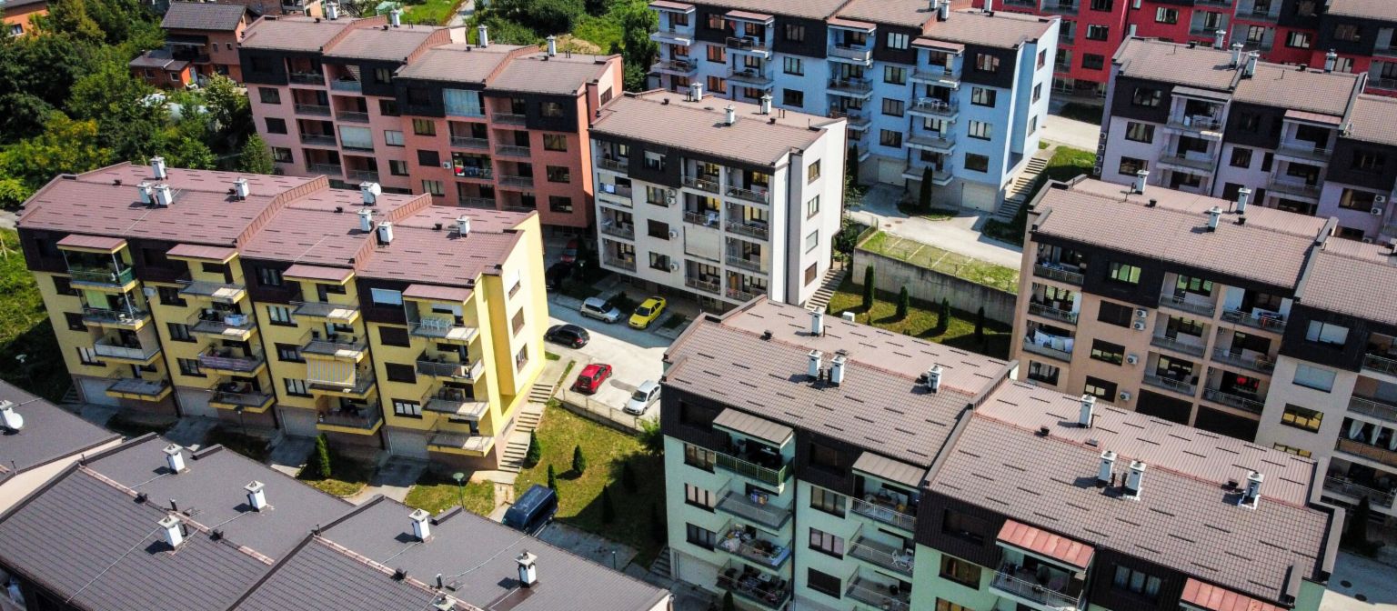 NPL-ovi osigurani nekretninama: zračni pogled na živahan stambeni kompleks s višebojnim stambenim zgradama okruženima zelenim površinama u Bosni i Hercegovini