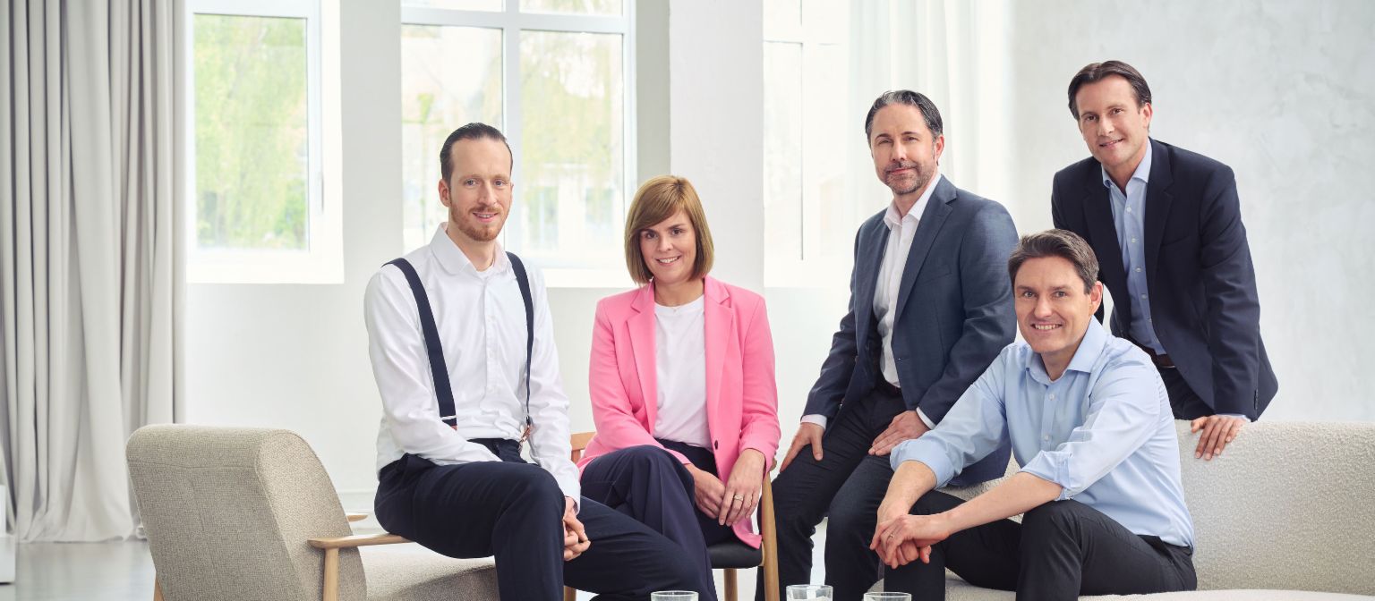 Upravni odbor EOS Grupe (slijeva nadesno: Sebastian Pollmer, Dr. Eva Griewel, Marwin Ramcke, Dr. Stephan Ohlmeyer, Carsten Tidow), u osvijetljenoj sobi gledaju ravno u kameru