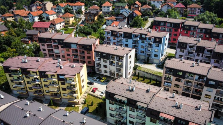 NPL-ovi osigurani nekretninama: zračni pogled na živahan stambeni kompleks s višebojnim stambenim zgradama okruženima zelenim površinama u Bosni i Hercegovini