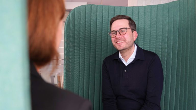 Otkup neosiguranog duga: muškarac u uredskom okruženju u situaciji intervjua.