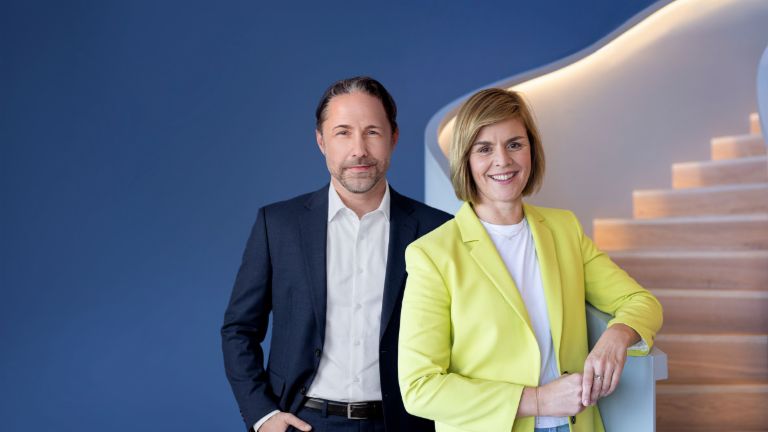 Slika prikazuje Marwina Ramckea, CEO-a EOS Grupe, i dr. Evu Griewel, CFO EOS Grupe, zajedno.
