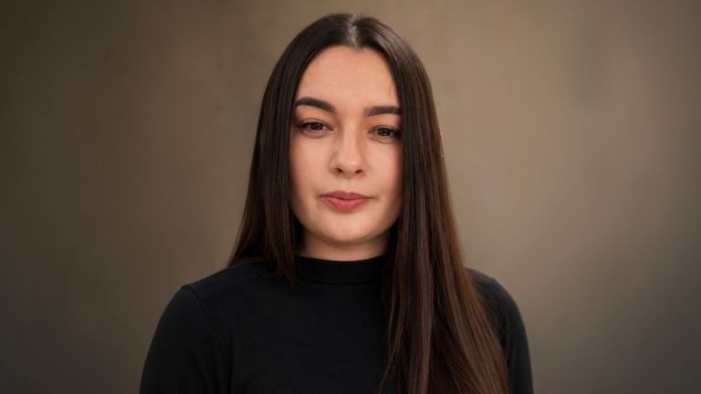 Daniela Moaca, Senior Manager IT u EOS Romania, portretna fotografija u tamnom puloveru s rol ovratnikom.