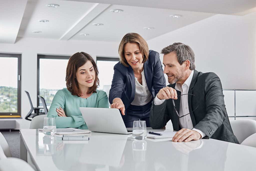 Liquidity management via the sale of receivables: People looking at a company’s figures.