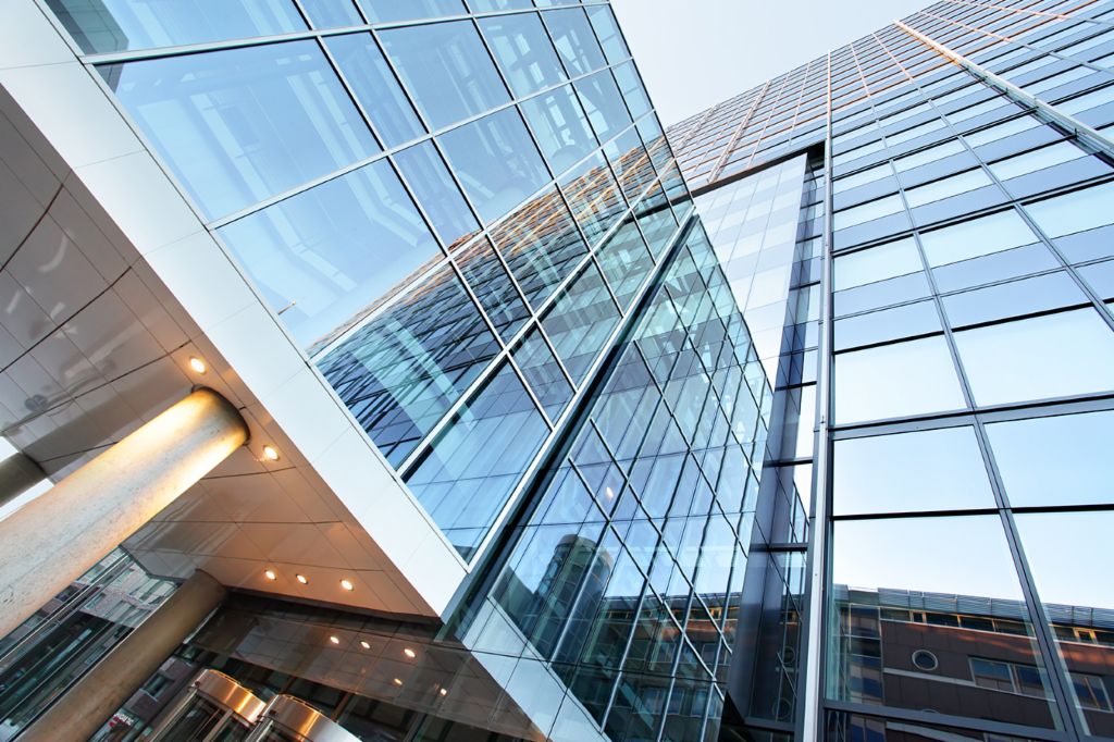 The sale of non-performing real estate portfolios: People standing in the entrance of an office building.