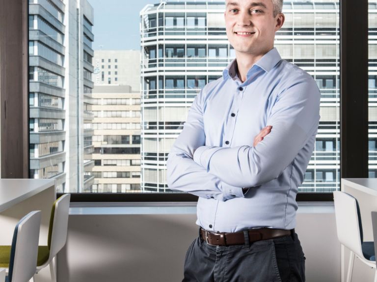 Andreas Dix iz EOS-ovog tima za znanost o podacima sjedi u uredu ispred prozora