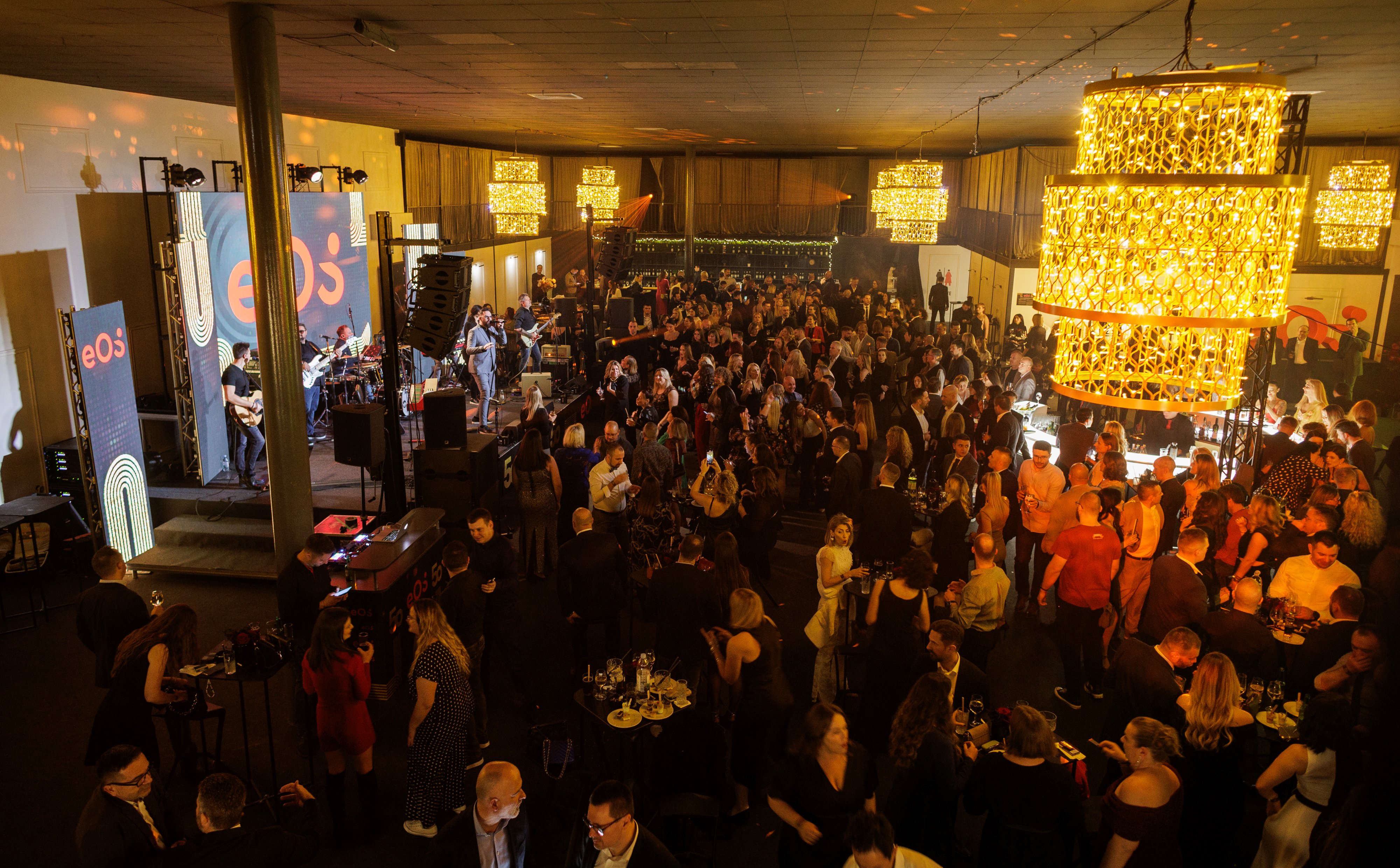 Zaposlenici EOS Hrvatske na gala lokaciji iz ptičje perspektive