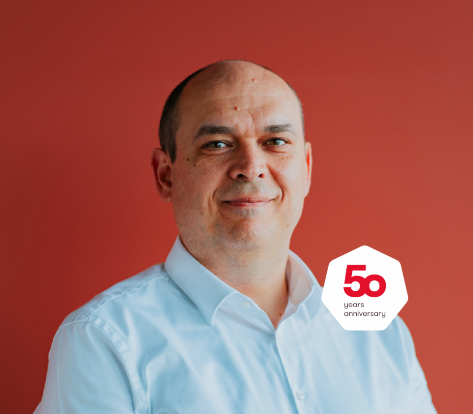 Portret Cristiana Musata, glavnog direktora EOS Technology Solutions ispred crvene pozadine