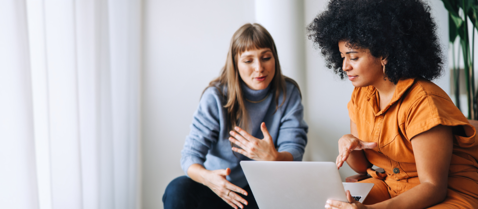 Mlada žena na svom mobitelu pored člana EOS tima s slušalicama i dvije žene koje razgovaraju.