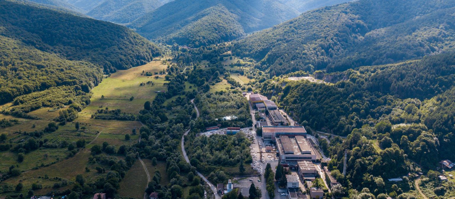 Upravljanje potraživanjima: Na slici je pogled iz zraka na tvornicu mramora u Berkovici, okruženu brojnim stablima u dolini. Zahvaljujući angažmanu EOS-a, tradicionalna tvrtka je očuvana.
