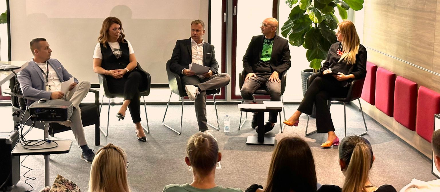 Panel diskusija o digitalnim trendovima i inovacijama u EOS Digital Clubu u Hrvatskoj, s četiri sudionika na stolicama ispred publike.