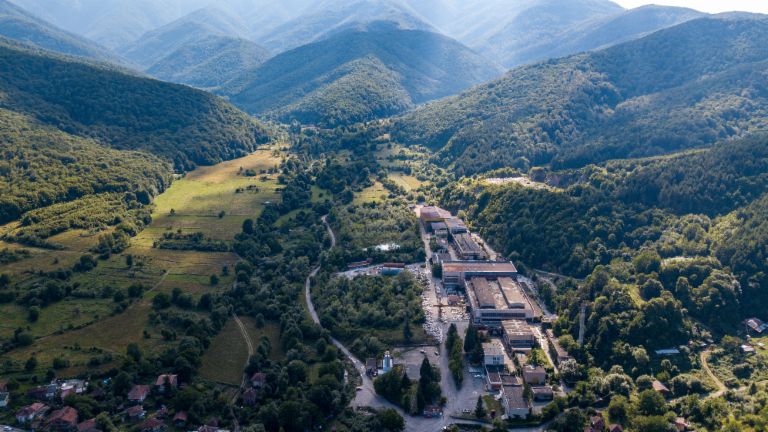 Upravljanje potraživanjima: Na slici je pogled iz zraka na tvornicu mramora u Berkovici, okruženu brojnim stablima u dolini. Zahvaljujući angažmanu EOS-a, tradicionalna tvrtka je očuvana.