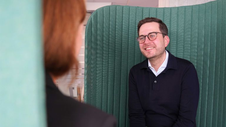 Otkup neosiguranog duga: muškarac u uredskom okruženju u situaciji intervjua.