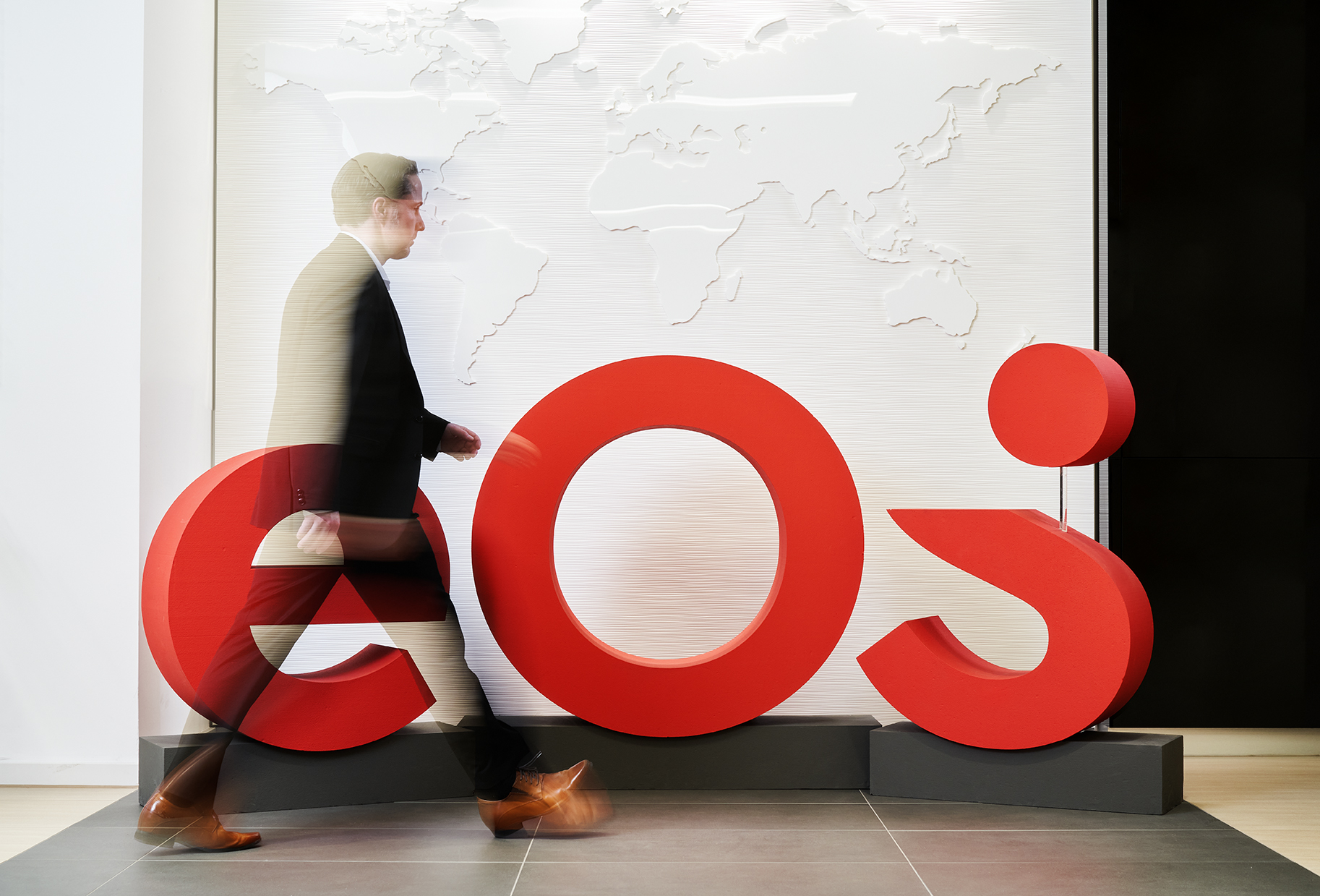 To je nova marka EOS: Novi logotip krasi predvorje sjedišta EOS-a.