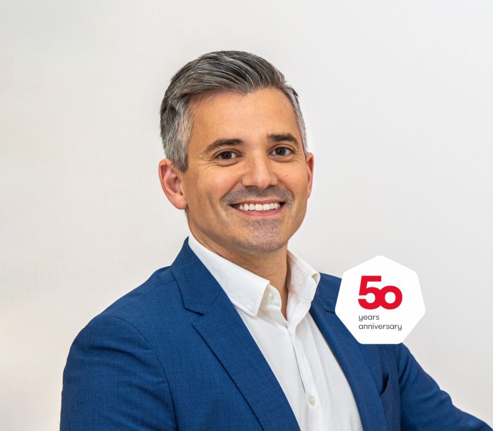 Portret Carlosa Lorenza, glavnog direktora EOS Španjolska ispred svijetle pozadine 