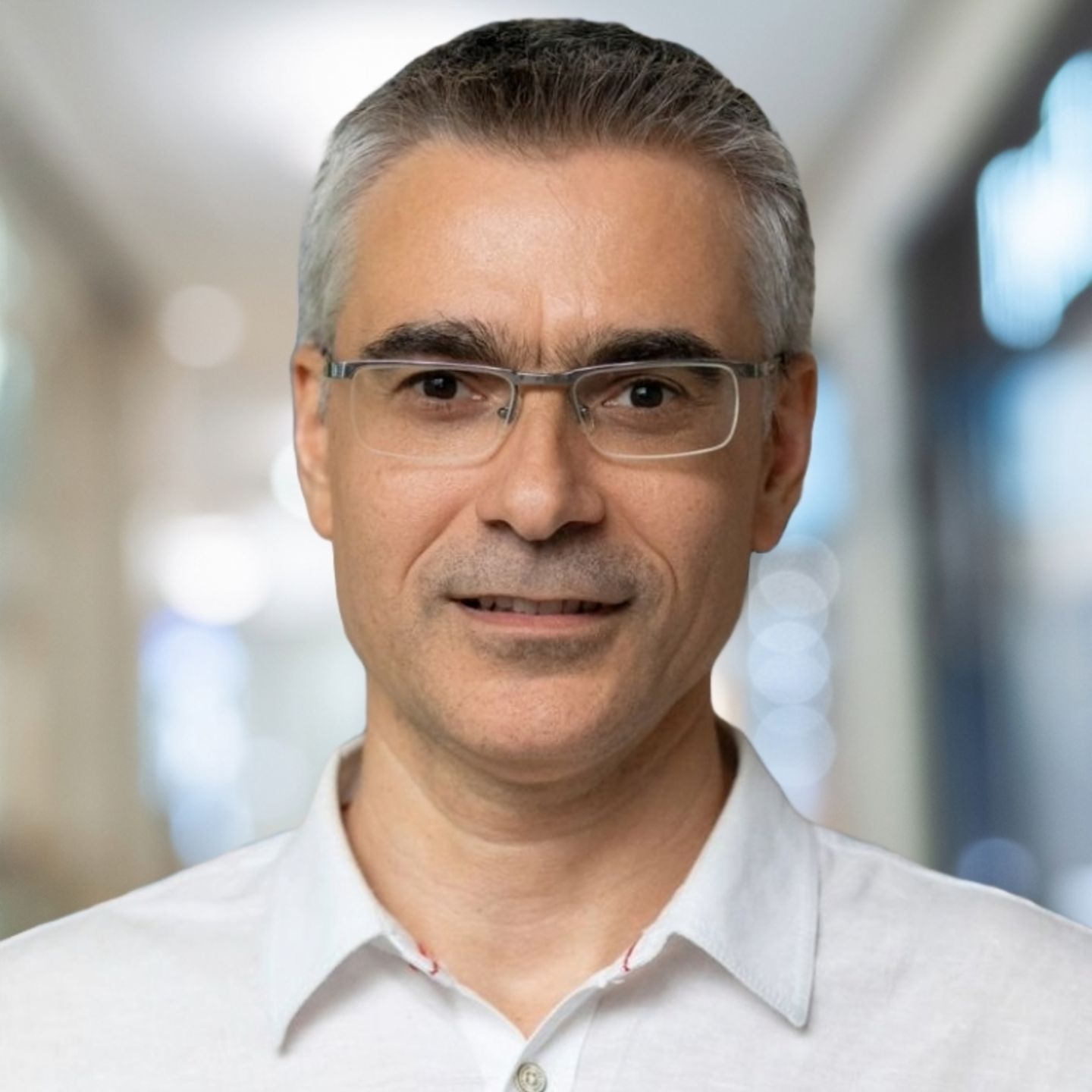 Slika prikazuje portret sagovornika Dobrina Mirovskog, glavnog digitalnog direktora u EOS Bugarskoj.