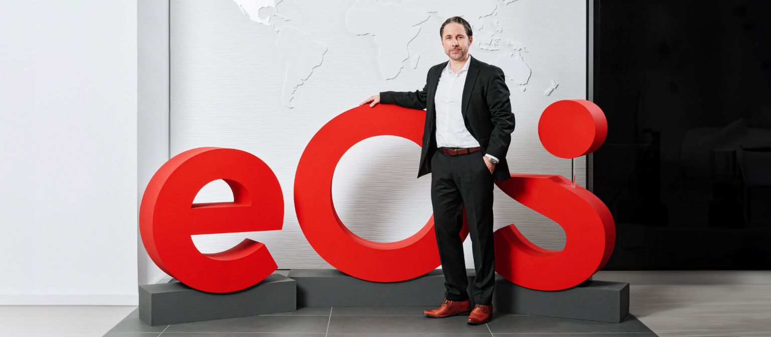 To je nova marka EOS: Marwin Ramcke prezentira sebe i novi logotip tvrtke EOS.