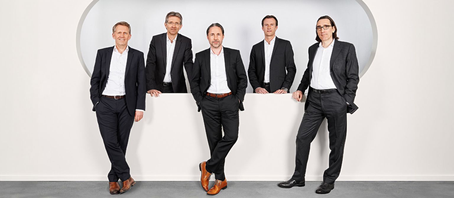 Grupna fotografija prikazuje članove uprave EOS-a (s lijeva na desno) Andreas Kropp (Njemačka), Justus Hecking-Veltman (Financije), Marwin Ramcke (predsjednik), Carsten Tidow (Istočna Europa) i Dr. Andreas Witzig, (Zapadna Europa).