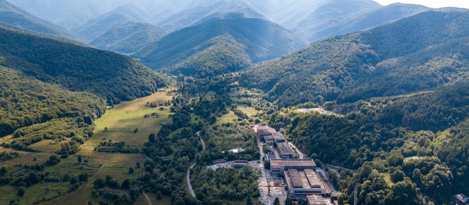 Upravljanje potraživanjima: Na slici je pogled iz zraka na tvornicu mramora u Berkovici, okruženu brojnim stablima u dolini. Zahvaljujući angažmanu EOS-a, tradicionalna tvrtka je očuvana.