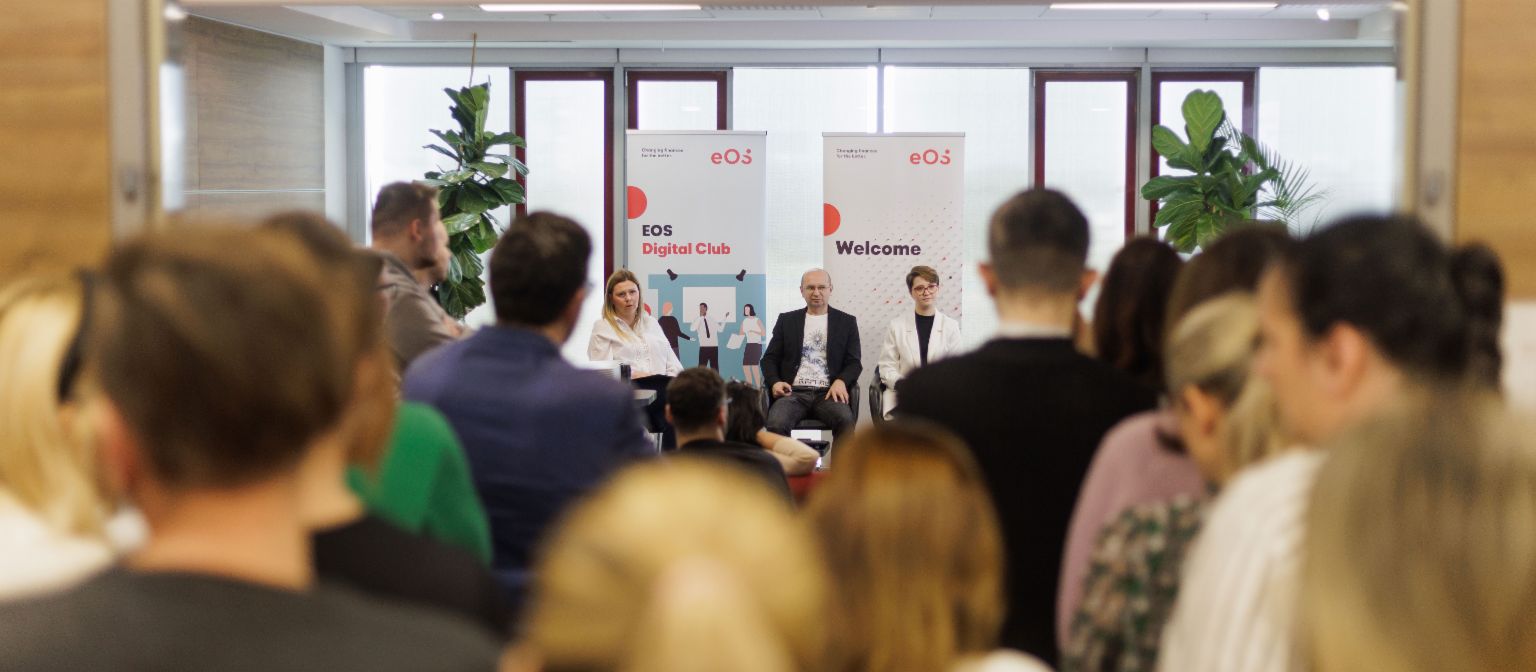 Događaj EOS Digital Cluba s fokusom na digitalne trendove i razvoj zaposlenika, s publikom u prvom planu i govornicima na pozornici.