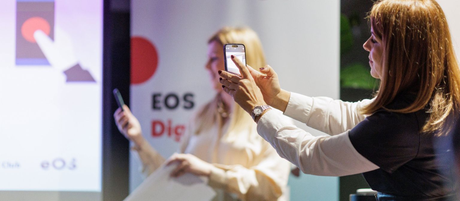 Sudionici fotografiraju tijekom događaja EOS Digital Cluba, s fokusom na digitalnu transformaciju i angažman zaposlenika.