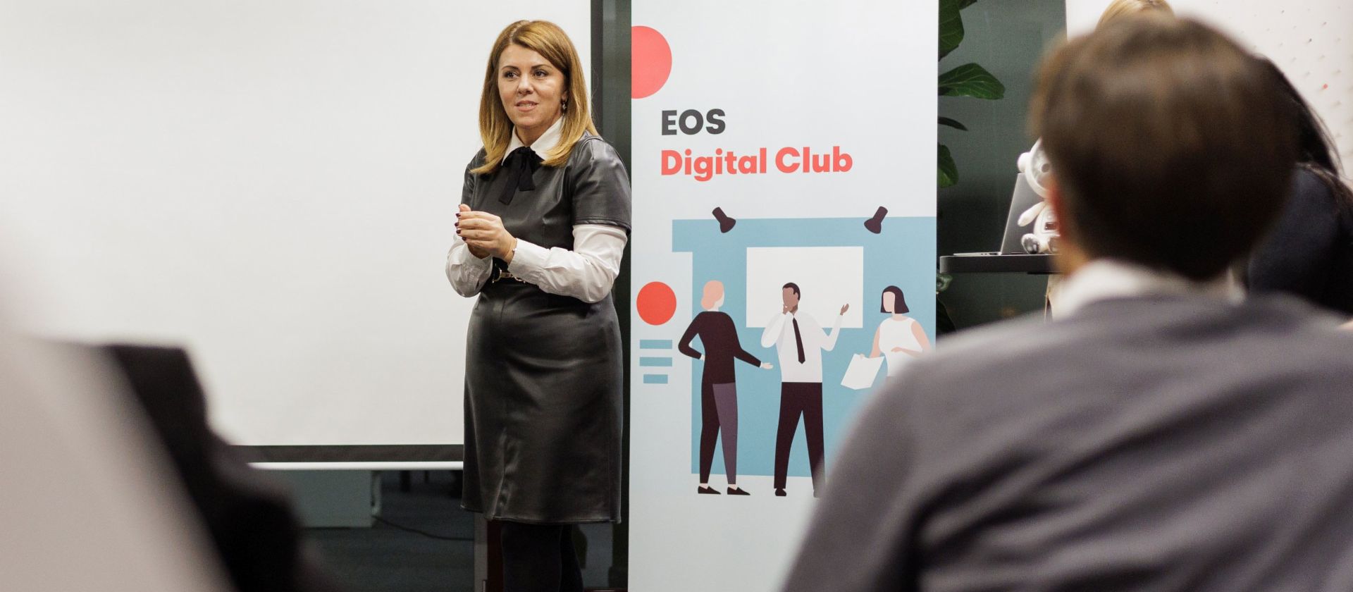 Prezentacija u EOS Digital Clubu o digitalnoj transformaciji i angažmanu zaposlenika, s banerom u pozadini.