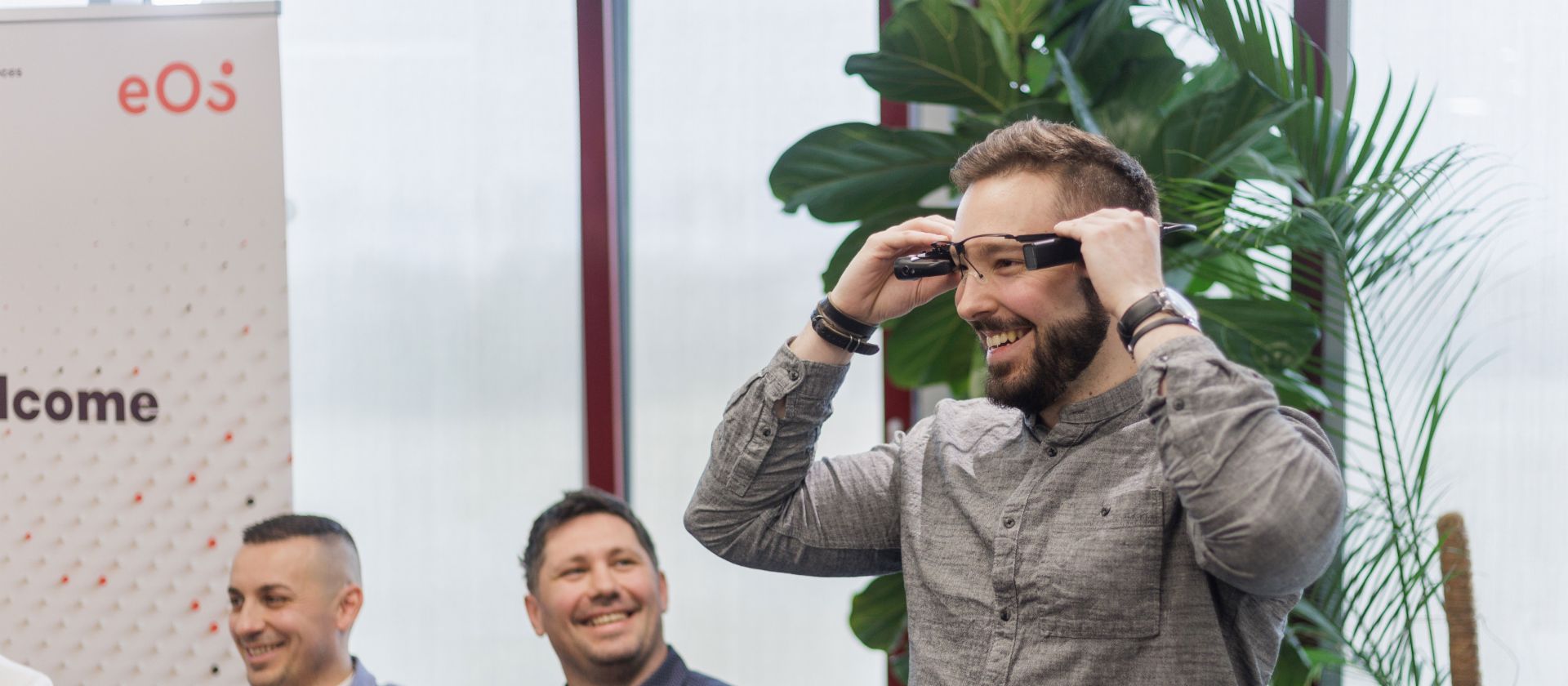 EOS zaposlenik testira naočale za virtualnu stvarnost u EOS Digital Clubu kako bi upoznao digitalne alate i trendove.