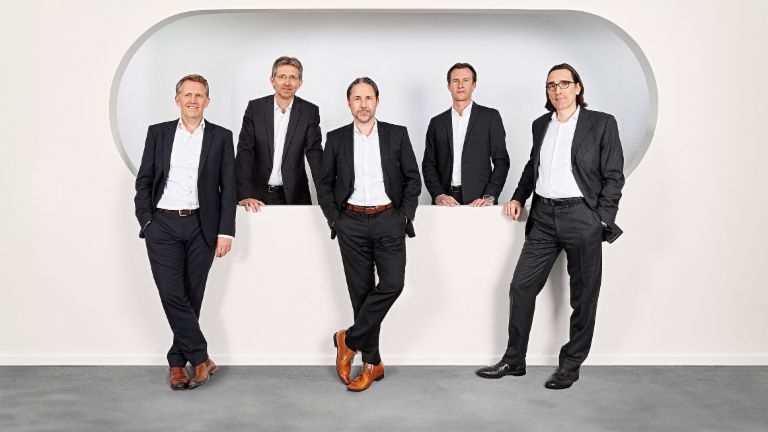 Grupna fotografija prikazuje članove uprave EOS-a (s lijeva na desno) Andreas Kropp (Njemačka), Justus Hecking-Veltman (Financije), Marwin Ramcke (predsjednik), Carsten Tidow (Istočna Europa) i Dr. Andreas Witzig, (Zapadna Europa).