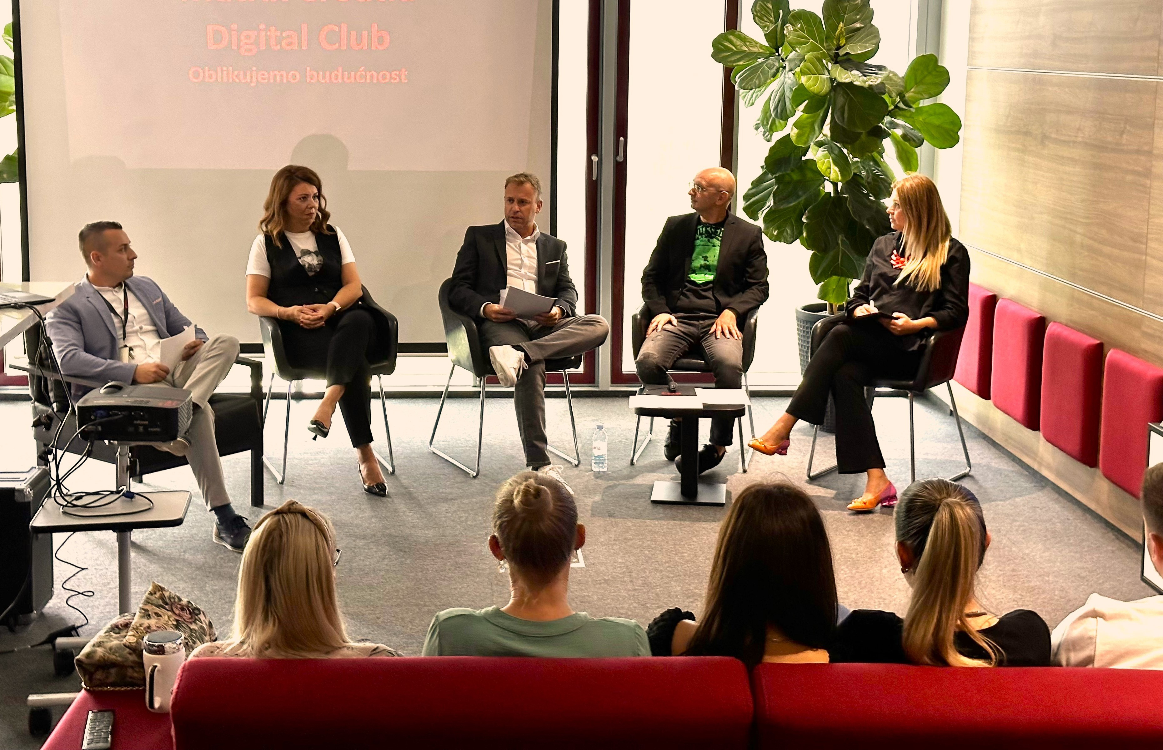 Panel diskusija o digitalnim trendovima i inovacijama u EOS Digital Clubu u Hrvatskoj, s četiri sudionika na stolicama ispred publike.